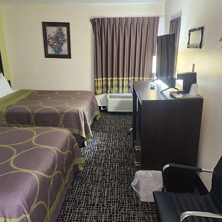 Super 8 By Wyndham Galesburg Hotel Bagian luar foto