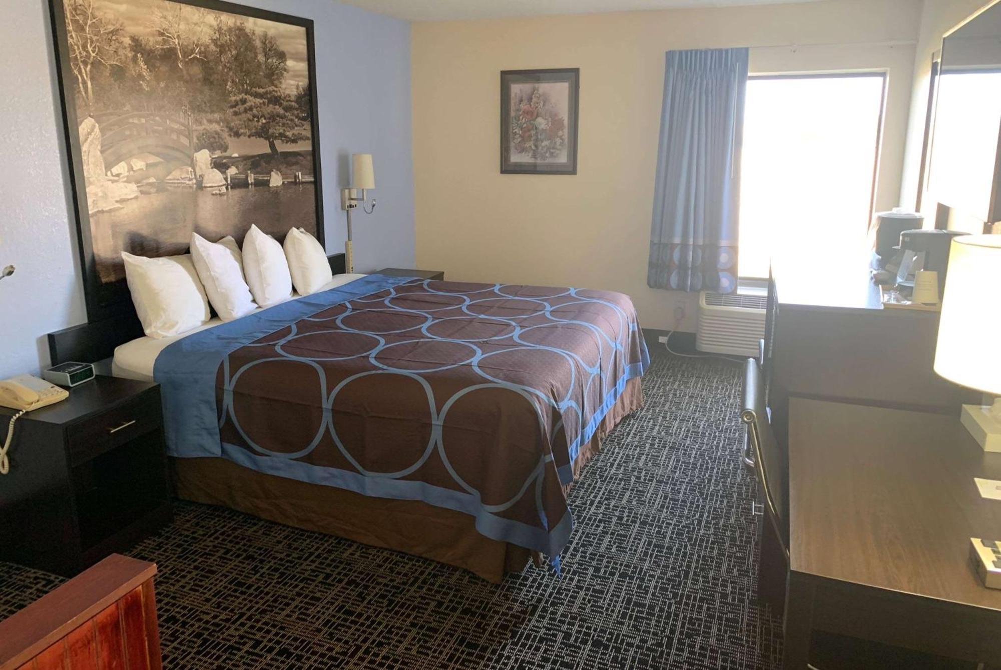 Super 8 By Wyndham Galesburg Hotel Bagian luar foto