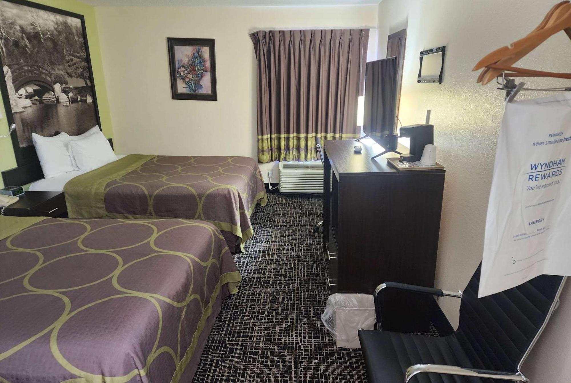 Super 8 By Wyndham Galesburg Hotel Bagian luar foto