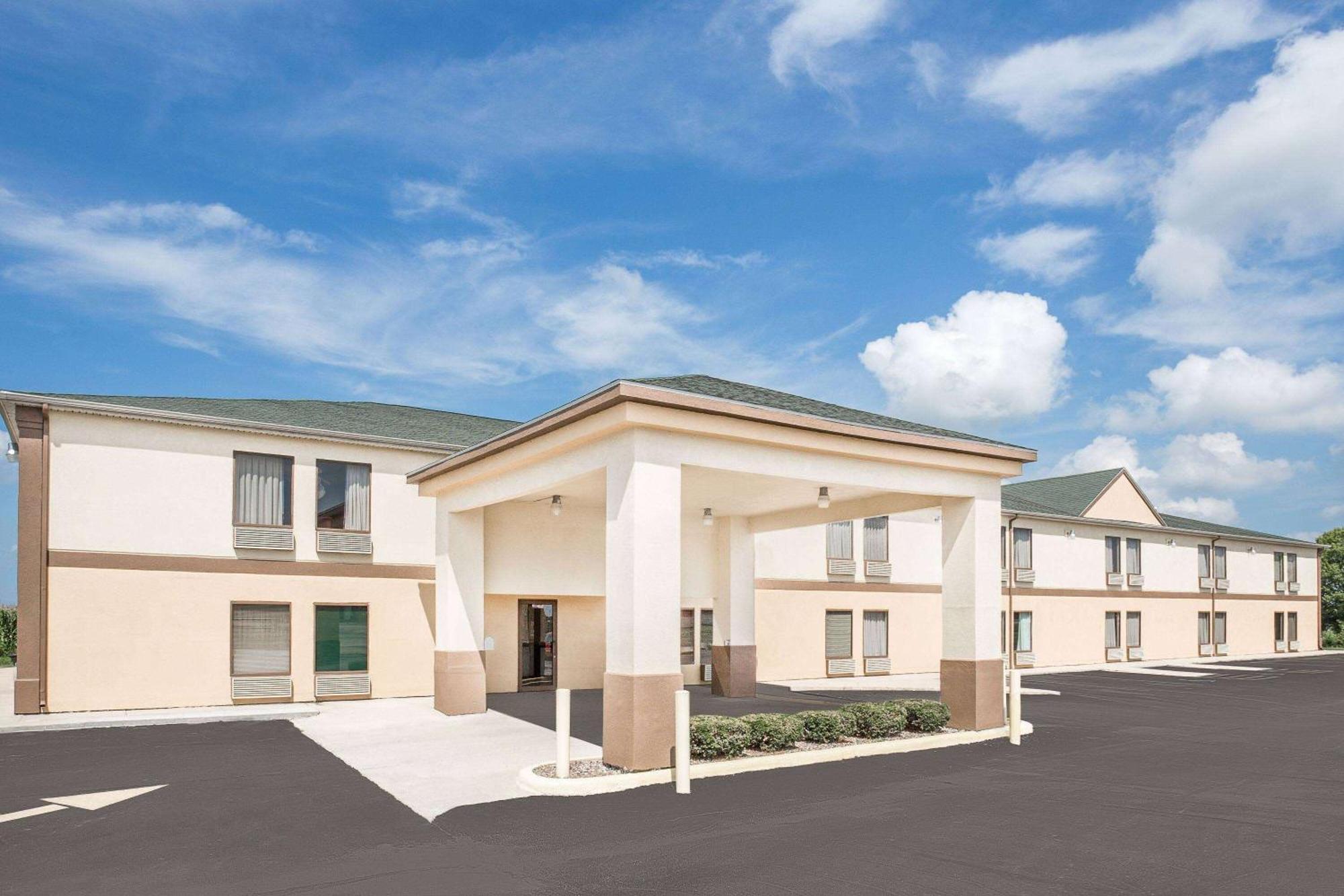 Super 8 By Wyndham Galesburg Hotel Bagian luar foto