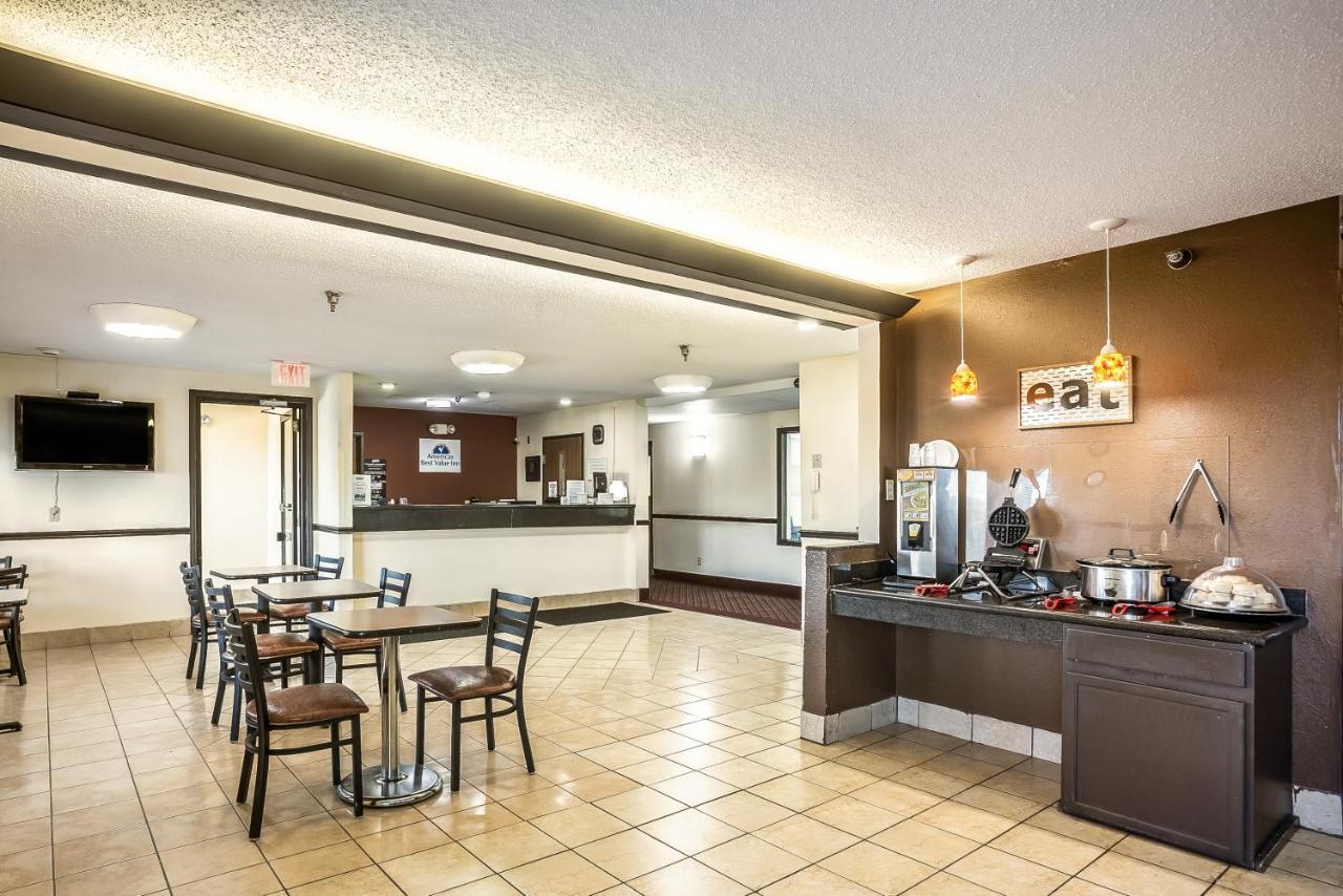 Super 8 By Wyndham Galesburg Hotel Bagian luar foto