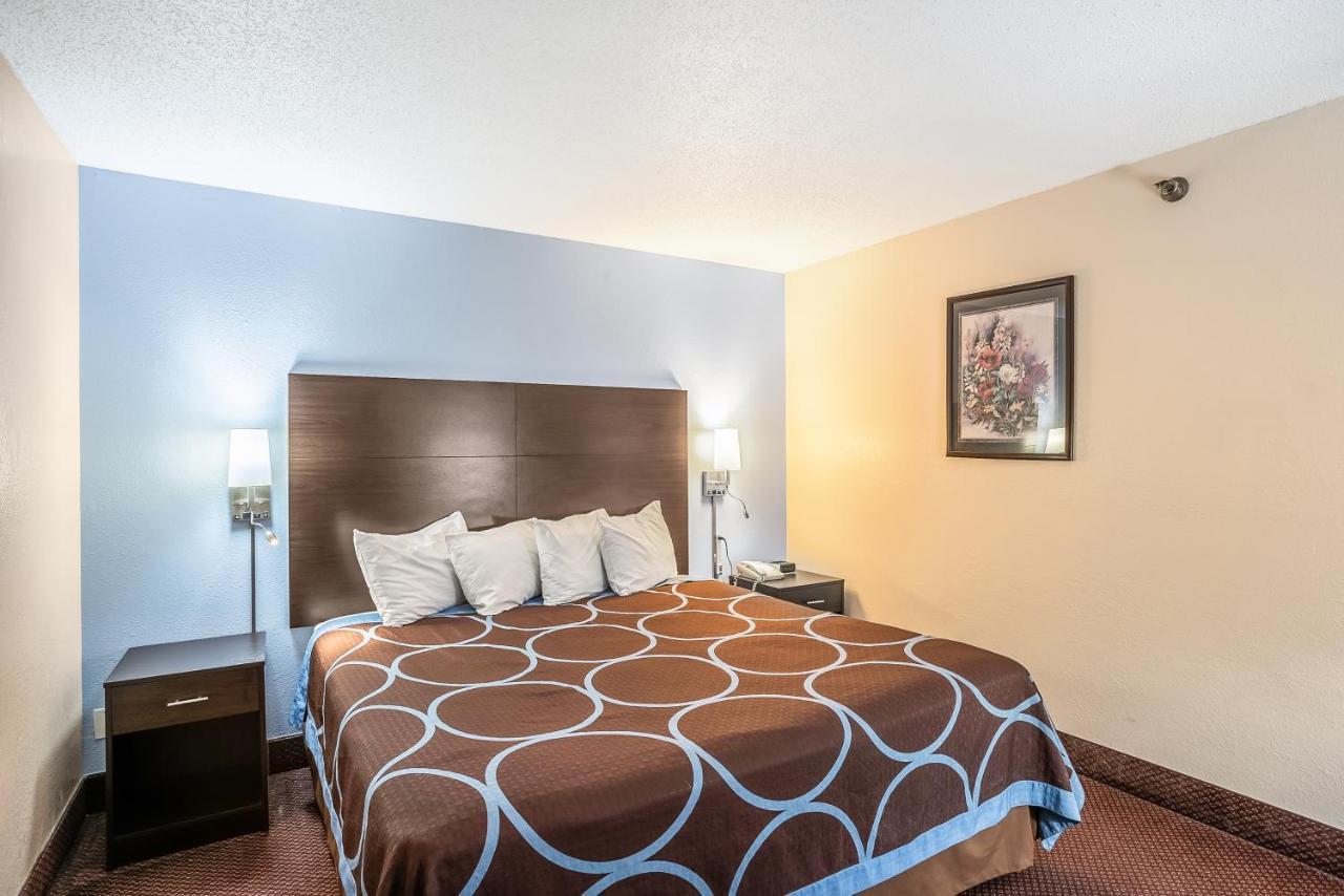 Super 8 By Wyndham Galesburg Hotel Bagian luar foto