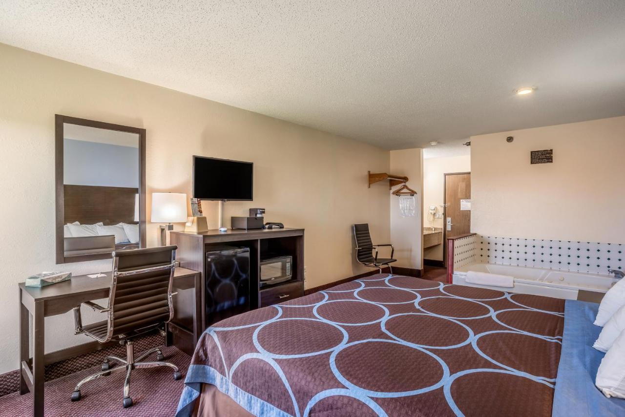 Super 8 By Wyndham Galesburg Hotel Bagian luar foto