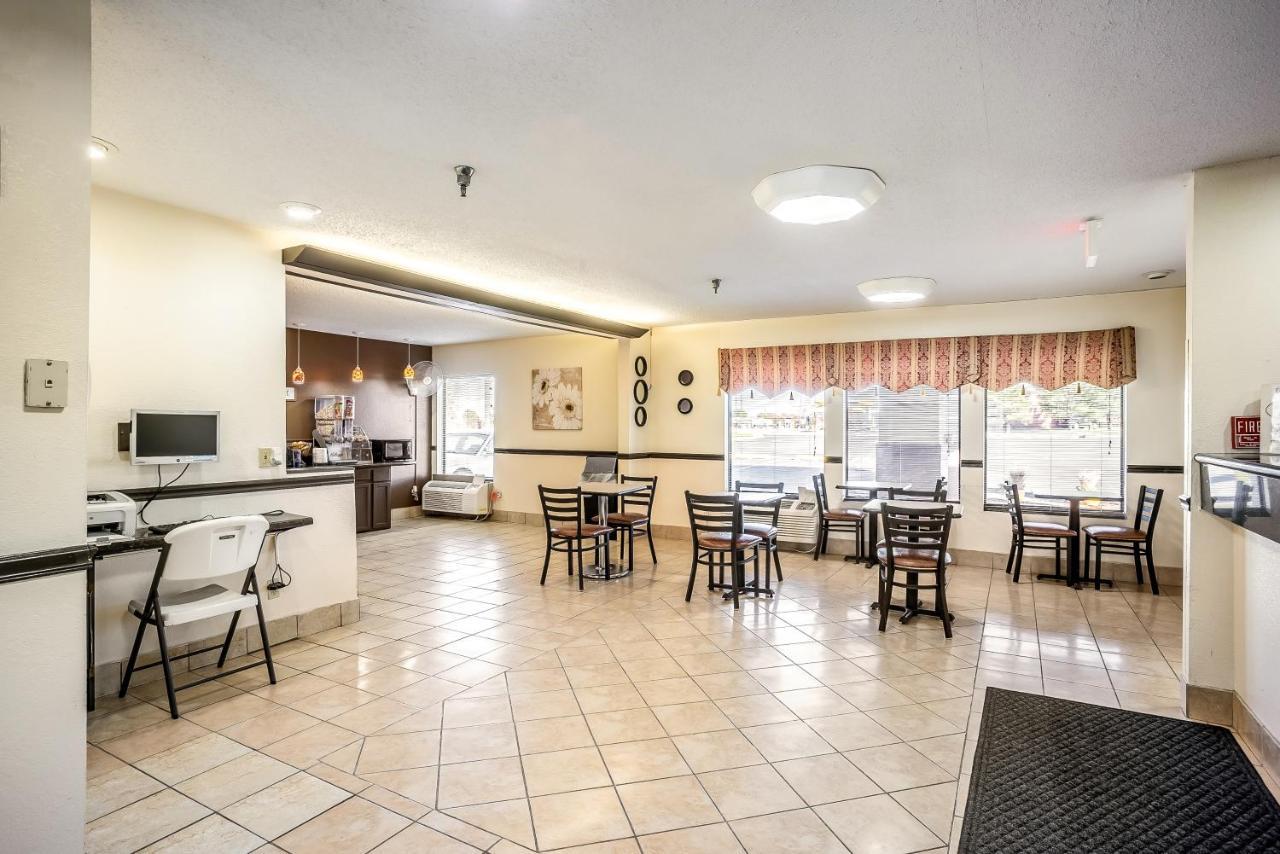Super 8 By Wyndham Galesburg Hotel Bagian luar foto