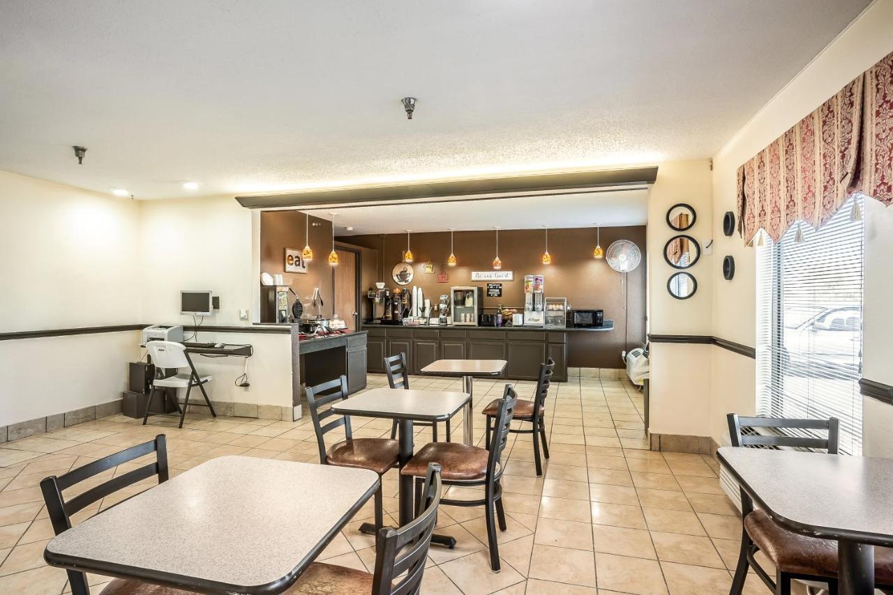 Super 8 By Wyndham Galesburg Hotel Bagian luar foto