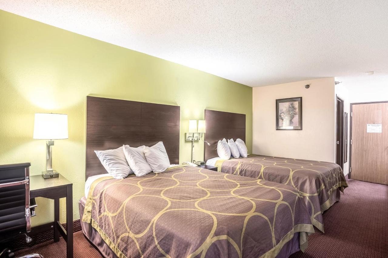 Super 8 By Wyndham Galesburg Hotel Bagian luar foto
